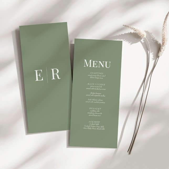 Mjuk Olivgrön Monogram Bröllopsmenykort Meny (Soft Olive Green Monogram Wedding Menu Card on a sunny white table.)