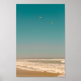 Mjuk pastel Ocean Sandy Beach Himlar som flyger Fi Poster