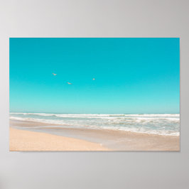 Mjuk pastel Ocean Sandy Beach Himlar som flyger Fi Poster