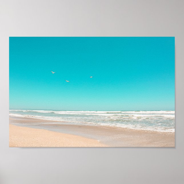 Mjuk pastel Ocean Sandy Beach Himlar som flyger Fi Poster (Framsidan)