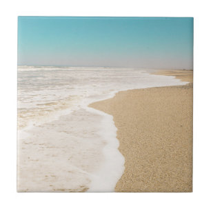 Mjuk pastel Ocean Sandy Beach Himlar Vågar Skam Kakelplatta