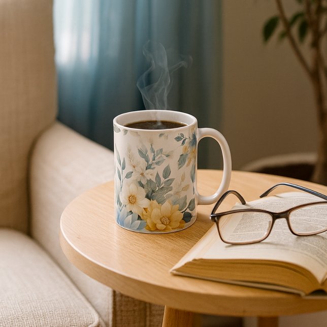 Mjuk Pastell Blå Dahlia Blommig Mugg (Pastel floral mug with steam, book, and glasses perfect for cozy mornings in a sunlit reading nook)