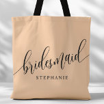 Mjuk persiko-bridesmaid Modern skript Tygkasse<br><div class="desc">Visa din uppskattning för brudens sida med den här snyggten mjuka persikofärgad i väskan. Den här väskan är både praktisk och elegant med dagens skript och anpassade med ditt brudgumms namn. Den mjuka utformningen av färg och chic gör det till en perfekt att bära med sig bröllopsdagar eller vardagsföremål. Den...</div>