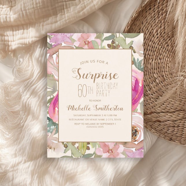 Mjuk Rosa Lila Blommigt Surprise 60:e födelsedagen Inbjudningar (Pink watercolor floral and sage green leaves surprise 60th birthday party invitation)
