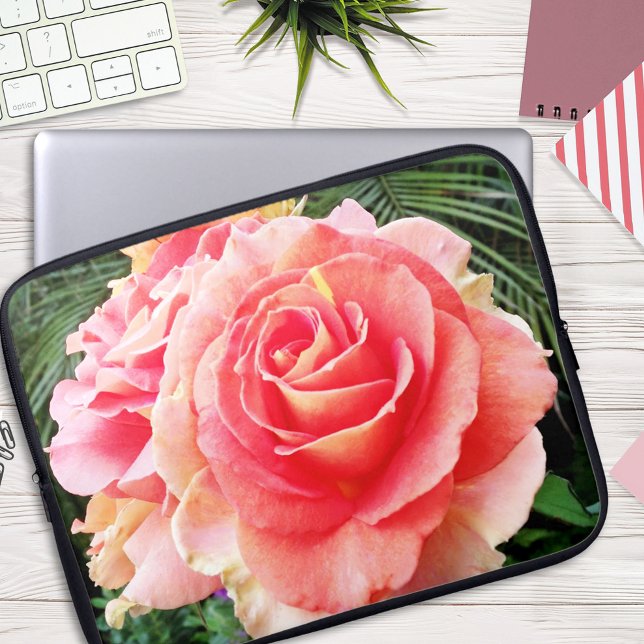 Mjuk rosa ros-blomma, nära foto, modern fetstil laptop sleeve (Skapare uppladdad)