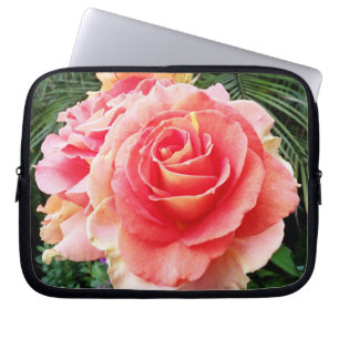 Mjuk rosa ros-blomma, nära foto, modern fetstil laptop sleeve