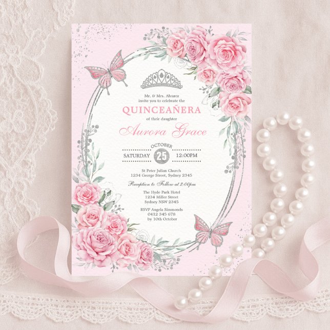 Mjuk rosa silver Quinceañera rosblomma fjäril Inbjudningar (Skapare uppladdad)