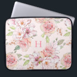 Mjuk rosa vintage ro mönster laptop fodral<br><div class="desc">Blommönstret ro i Girly soft rosa färg vintage . Valfritt monogram.</div>