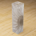 mjuk sepiatdaisy presentask för vinflaska<br><div class="desc">mjuk sepia bröllop daisy</div>