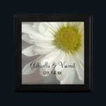 Mjuk vit Daisy Bröllop Minnesask<br><div class="desc">Anpassa söt Soft White Daisy Gift Box med namnen på briden och brudgummen och giftermål-ceremonin för att skapa en personlig keepsakpresenten för nylingarna. Den här vackra anpassningsbarna botaniska presentlådan bröllop har ett blommigt för många-exponering av en vit daisy blomma blommar med gult och grått-bakgrund.</div>