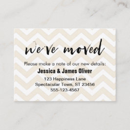 Mjuka Beige- och vita Chevron- "Vi har flyttat"-ko Visitkort