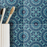 Mjuka blå och indigo-mosaiska geometriska former kakelplatta<br><div class="desc">Den keramiska plattan har en komplicerad symmetrisk utformning som påminner om klassisk arkitektur eller vintage textilier. Rutan är försedd med en mängd geometriska former, inklusive diamanter och cirklar, som tillsammans bildar ett större cirkulärt mönster som sprids över plattan. Utformningen är mycket detaljerad och harmonisk och skapar ett synligt spektakel som...</div>