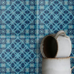 Mjuka blå och indigo symmetrisk geometrisk Mönster Kakelplatta<br><div class="desc">Den keramiska plattan har en tunn, symmetrisk mönster som utstrålar från mitten och skapar en kaleidoskopisk effekt. Designen är komplex och noggrant utformad, med former som överlappar varandra och som ger en känsla av djup och dimension. Paletten i färg domineras av olika skuggor av stilla mjuka blues och mörkare indigo...</div>