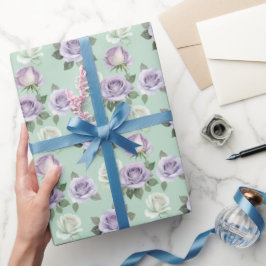 Mjuka lila och vita rosor med vattenfärgseffekter presentpapper