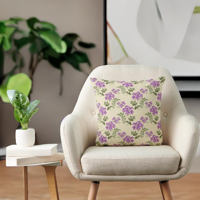 Mjuka Lila Violas på Blek Antique Gult Mönster Kudde (Skapare uppladdad)
