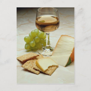 Mjuka ostar, krackar och glas av vin vykort
