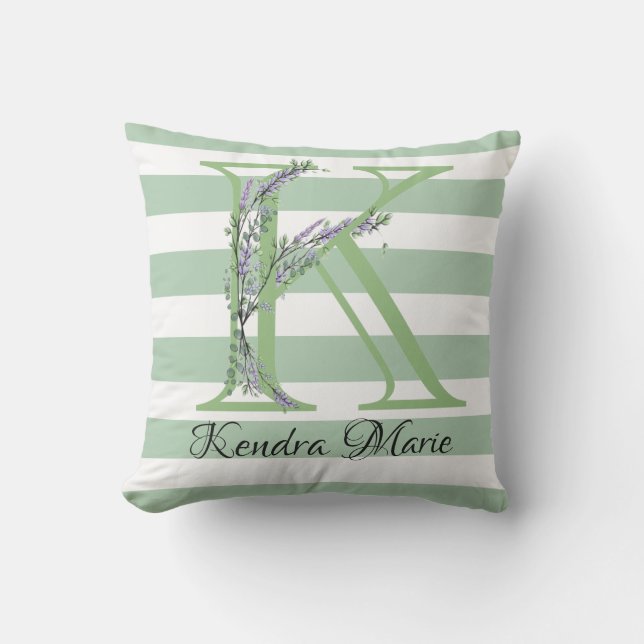 Mjuka remsor av grönt monogram lavender greenery kudde (Framsida)