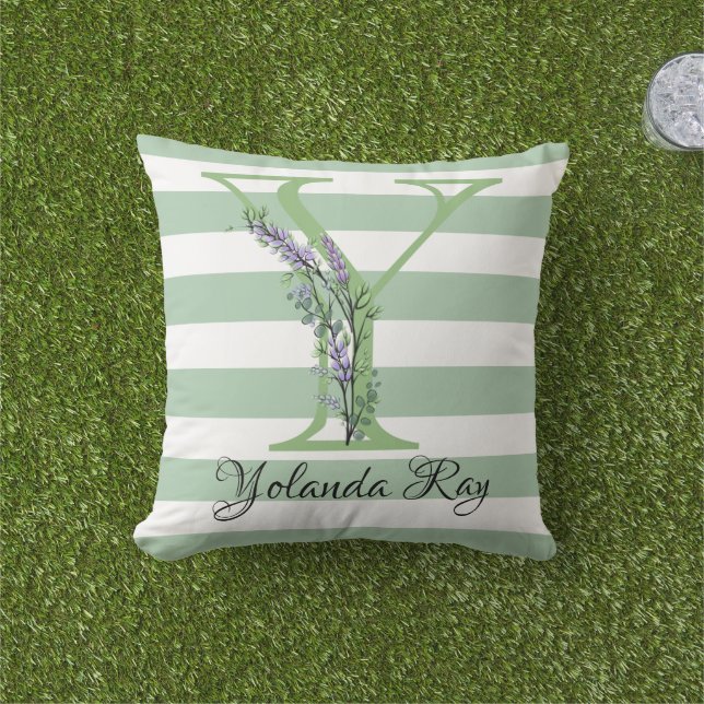 Mjuka remsor grönt monogram lavender greenery thro kudde (Gräs)