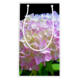 Mjuka rosa gult lila av blommor i vattendrag