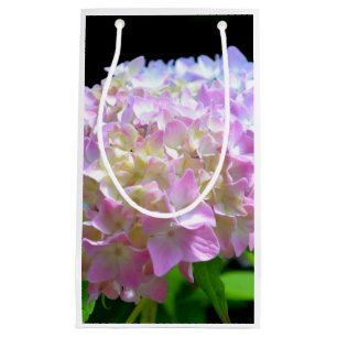 Mjuka rosa gult lila av blommor i vattendrag