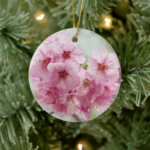 Mjuka rosa Sakura-blommor vår Julgransprydnad Keramik