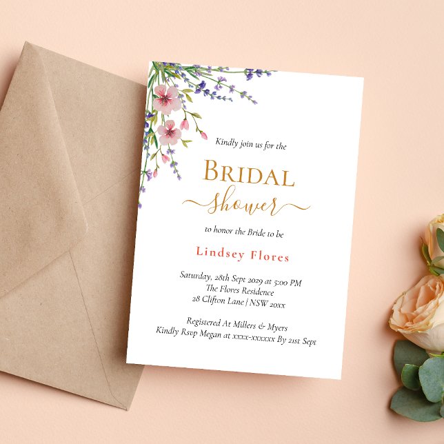 Mjuka Rosa Vilda Blommor Grönska Guld Bröllopsdusc Inbjudningar (Soft pink wildflowers greenery gold invitation sets a fresh, romantic bridal shower tone)