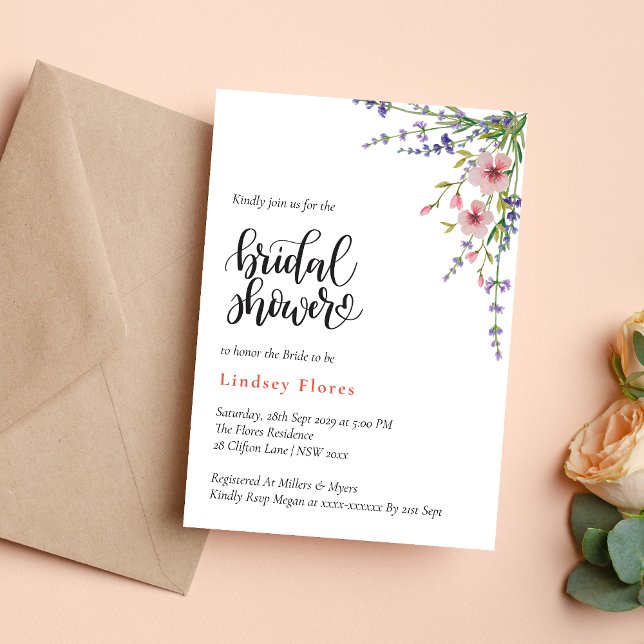 Mjuka Rosa Vilda Blommor och Grönska Bröllopsdusch Inbjudningar (Soft pink wild flowers and greenery invitation creates a fresh, romantic bridal shower tone)