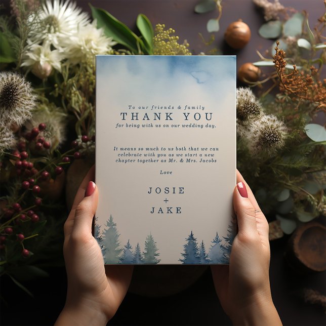 Mjuka vintertallträd bröllopsbord tack kort (Blue pine trees wedding thank you cards with personal message and bride and groom names.)