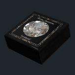 Mjukbox för diamantårsdag minnesask<br><div class="desc">En Digitalbcon Bilder Design med ett platinum-silver-färg-tema med en mängd olika bilder, former, mönster, stilar och typsnitt i denna naturliknande"Diamond Bröllop anpassningsbar-jubileumsruta". Den här attraktiva och elegant designen gör perfekten till det där perfektens par på att nå denna milstolpe på årsdagen! Det är bättre att skapa minnen för dem genom...</div>