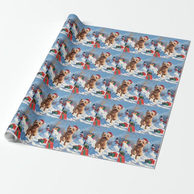 Mjukhårig Wheaten Terrier springer i snö med julha Presentpapper (Utrullad)