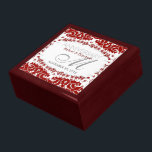 Mjuklåda för Röda vita Snöre, Bröllop Smyckeskrin<br><div class="desc">Unik och Snyggt fractal art snöre i rött och vitt - Exquisite och elegant personligt bröllp, årsdag eller förlovning närvarande. Anpassa med namn, årsdag och monogram eller siffror - som är gjorda i en underbar presentlåda av trä till behållans inkorgar, smyckeskrin för dina speciellare nyckelpersoner. Gör en underbar gåva -...</div>