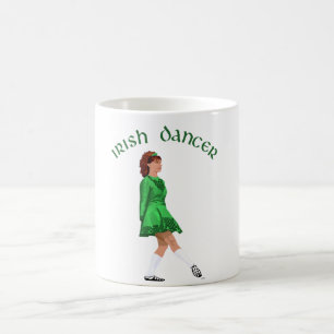 Mjukskodd irländsk dansare i grönt kaffemugg