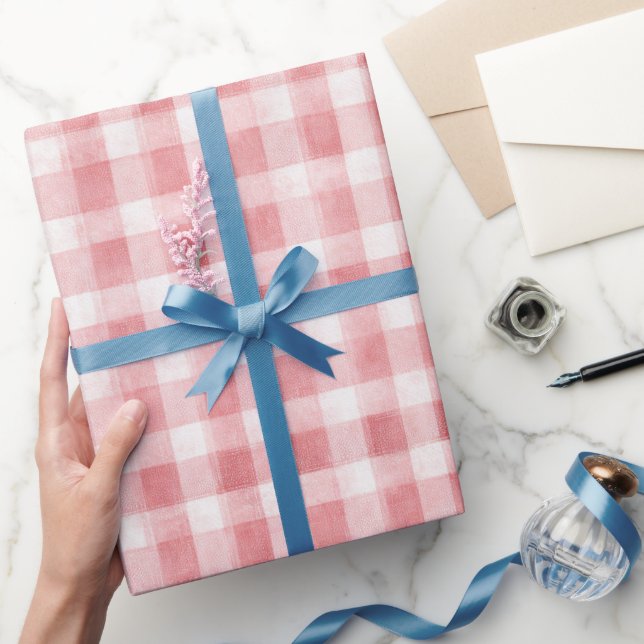 Mjukt flickaktigt rosa vitt rutigt ränder födelsed presentpapper (Gifting)
