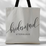 Mjukt Grått Bridesmaid Modern Script Tygkasse<br><div class="desc">Visa din uppskattning för brudens sida med den här snyggten mjuka grått-mutor i väskan. Den här väskan är både praktisk och elegant med dagens skript och anpassade med ditt brudgumms namn. Den mjuka utformningen av färg och chic gör det till en perfekt att bära med sig bröllopsdagar eller vardagsföremål. Den...</div>