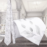 Mjukt Grått-eukalyptus på ren vit Bröllop Slips<br><div class="desc">Vattenfärgade silver eucalyptus sprays på en vit slips; vad som skulle kunna vara mer minimalistiskt och elegant.</div>