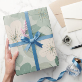 Mjukt grönt blommigt krämfärgat blommönster presentpapper