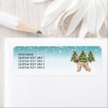 Mjukt Jackat Wheaten Terrier Snowy Winter Forest Returadress Etikett<br><div class="desc">Desteis ursprungliga tecknad illustration av en söt,  mjukt jackat hund av Wheaten Terrier-rasen. Hund placeras på en vinterscen med tre gröntar nära träd och fallande snö. Bakgrunden är en blå till vit övertoning som ge kallets vintag. Vid sidan av hund finns det ett anpassbart textområde.</div>