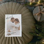Mjukt och giftigt skript Namn-fotopatkort Julkort<br><div class="desc">Detta vackra, moderna Merry Calligraphy-skript Namn Photo jul-Helgdag ger ditt lodrät bröllop-foto bakom ett vitt gräns, med ord "Merry and" i ett vackert, modernt sans serif-teckensnitt, som bryter ut från det vita gräns och in i marginalen, och ord "gifta" i manustypografi som korsar kortets övre hörn. Kortet är personlig med...</div>