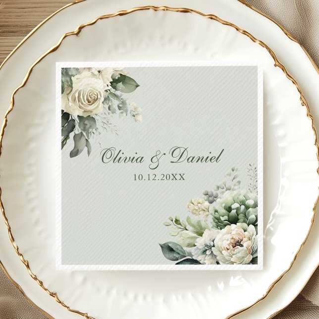 Mjukt Salvia Grönt Blommigt Bröllop Servett (Soft Sage Green Floral Wedding Napkin on elegant gold and white porcelain plate)