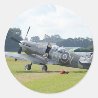 MkIX Spitfire i viloläge Runt Klistermärke