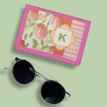 Mobilt monogram för korall Blommigt<br><div class="desc">Den här blommigten och den tredelade plånboken är redo för ditt monogram. Söt feminin-utformning med två mönster i mjuk rosa och färg med muterade gröntar. Redigera bara monogrammet i knappen "personalisera".</div>