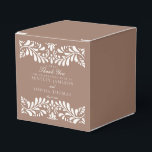 Mocha Brun Talavera Kakel Stil Fiesta Bröllop Presentaskar<br><div class="desc">Alla älskar en fiesta! Denna samling är en fantastisk blandning av elegans och kulturarv, inspirerad av traditionella mexikanska Talavera-kakel-mönster. Den jordnära, mokkabruna terrakottablommiga kanten utstrålar sofistikation och en touch av festlig charm, vilket gör den perfekt för din spanskt eller mexikanskt inspirerade fest. Oavsett om du är värd för en stor...</div>