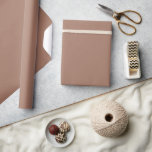 Mocha Mousse Brown Solid Färg Presentpapper<br><div class="desc">Fast färg som är papper i ett stort antal färger för alla dina bröllop och duschgåvor. Färger för 2025 är mörk och djärv,  och det är vad ni kommer att finna i mina senaste konstruktioner med färg namn från olika designföretag.</div>