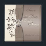 Mocha och Ivory Blommigt Wedding Favor Magnet<br><div class="desc">Spara datum magneter överensstämmer med inbjudningarna och andra punkter som visas nedan. Observera att ribban och juvelerna är konstverk och inte verkliga. Du kan också anpassa det till att säga "Tack" och använda det som en bröllopsförmån för dina gäster. Om det finns några andra matchande objekt som du behöver, skicka...</div>