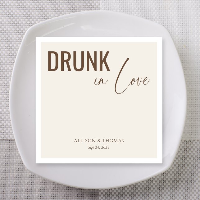 Mocha Script Berusad i Kärlek Anpassade Namn Pappersservett (Mocha script drunk in love custom names napkins for wedding reception)