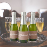 Mocha Stylized Script Bröllop Bridesmaid<br><div class="desc">Självhäftande etiketter för bröllop minismousserande vin flaskor som har ett trendig som är brunt färg tillsammans med "Bridesmaid" tryckt i vitt,  stiliserat skript. En underbar idé när du lägger ut dina brudtärnor och planerar för en bachelorette-fest!</div>