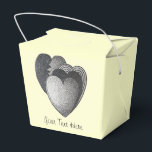 mochrome saker för romantisk födelsedag presentaskar<br><div class="desc">Dessa två romantiska röda hjärtan har en söt vit buk som binder ihop dem och representerar två hjärtan i kärlek som ett. Den här underbara lilla lådan kommer att göra en trevlig och originell bröllopsbehållare till dina gäster i bröllop. Denna illustration av tre svarta hjärtan ritas i pennan. Du kan...</div>