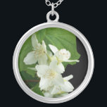 Mock Orange Blommar Silver-plattan Necklace Silverpläterat Halsband<br><div class="desc">En söt bröllop-gåva till dina brudar för att tacka dem för att de skapar din speciella perfekt. Det här silver-pläterade halsbandet matchar ditt bröllop-kontorsmaterial och är från ett foto av Judy Adamson.</div>