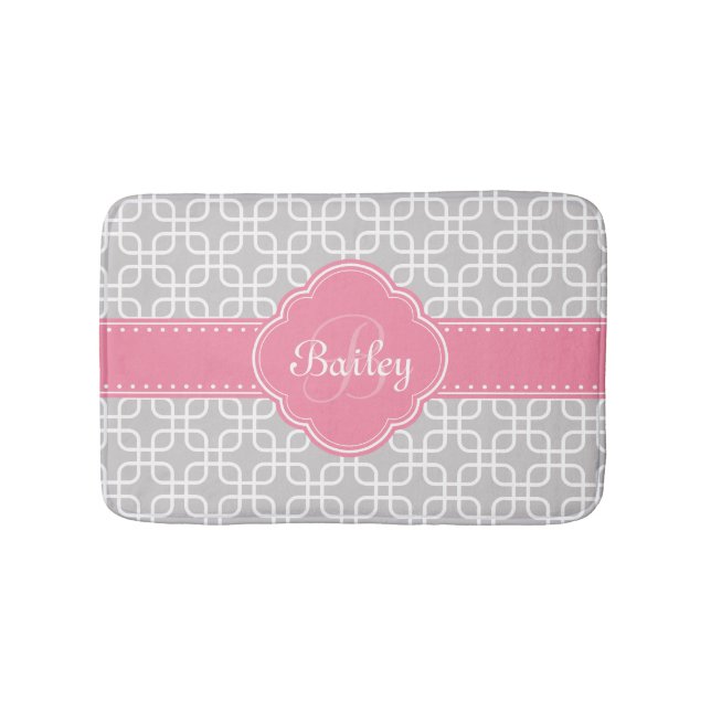 Mod Grått Mönster Rosa Quatrefoil Monogram Badrumsmatta (Framsidan)