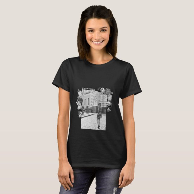MODE Art Girl Black och Grått Benice #4 T Shirt (Hel framsida)